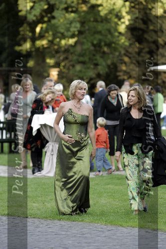 Wassenaar 18 september 2005
Trouwerij Roelof Hemmen en Marjon v Rijn.
Roelof met zijn vrouw en Loretta Schrijver