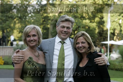 Wassenaar 18 september 2005
Trouwerij Roelof Hemmen en Marjon v Rijn.
Roelof met zijn vrouw en Loretta Schrijver