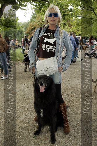 Amsterdam 24 september 2005
Demonstratieloop voor honden los in het vondelpark.
Louise Schiffmacher met hond