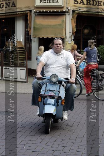 Amsterdam 24 september 2005
Menno Kohler op oude vespa scooter met hond erop