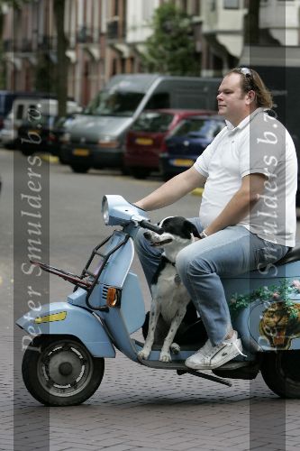 Amsterdam 24 september 2005
Menno Kohler op oude vespa scooter met hond erop