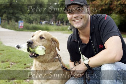 Amsterdam 24 september 2005
Demonstratieloop voor honden los in het vondelpark.
Mike  Starink met petje en hond