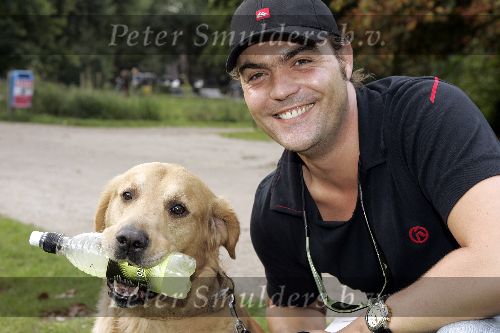 Amsterdam 24 september 2005
Demonstratieloop voor honden los in het vondelpark.
Mike  Starink met petje en hond
