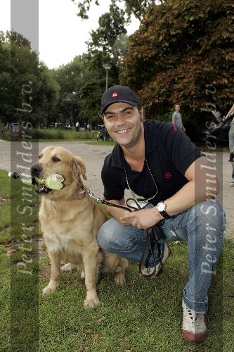 Amsterdam 24 september 2005
Demonstratieloop voor honden los in het vondelpark.
Mike  Starink met petje en hond