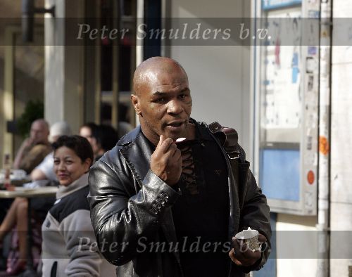 Amsterdam 20 september 2005
Mike Tyson met een lekker ijsje