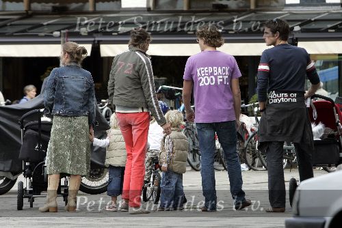 Amsterdam 24 september 2005
  Prins Bernhard jr en prinses Annette  met
Prins Maurits Prinses Marilene en kids  . Bernhard leuk t shirt