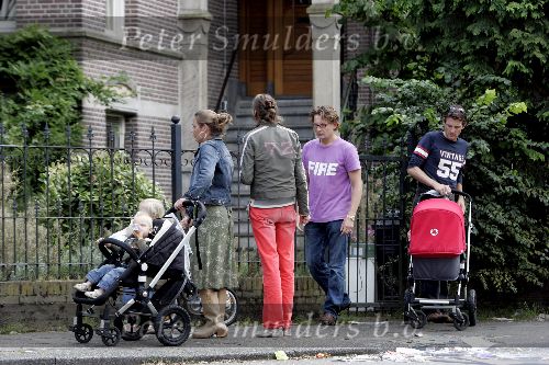 Amsterdam 24 september 2005
Prins Bernhard jr verlaat nieuwe huis met Prins Maurits prinses Annette en Prinses Marilene met kinderen