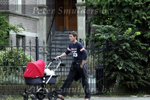 Amsterdam 24 september 2005
PrinsMaurits achter kinderwagen bij  nieuwe huis prins Bernhard,