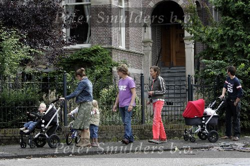 Amsterdam 24 september 2005
Prins Bernhard jr verlaat nieuwe huis met Prins Maurits prinses Annette en Prinses Marilene met kinderen