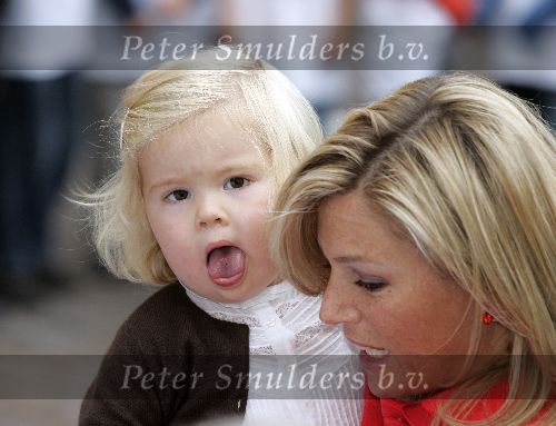 Den Haag 27 september 2005
Prinses Maxima en Prinses Amalia bestellen de eerste kinderpostzegels op paleis noordeinde.