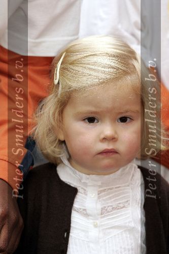Den Haag 27 september 2005
Prinses Maxima en Prinses Amalia bestellen de eerste kinderpostzegels op paleis noordeinde.