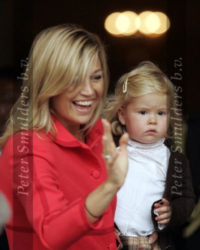 Den Haag 27 september 2005
Prinses Maxima en Prinses Amalia bestellen de eerste kinderpostzegels op paleis noordeinde.