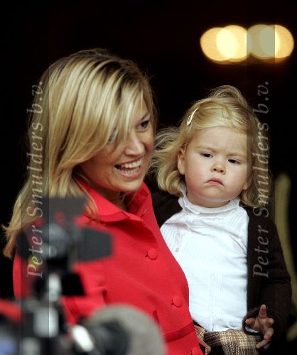 Den Haag 27 september 2005
Prinses Maxima en Prinses Amalia bestellen de eerste kinderpostzegels op paleis noordeinde.