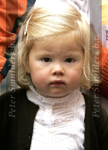 Den Haag 27 september 2005
Prinses Maxima en Prinses Amalia bestellen de eerste kinderpostzegels op paleis noordeinde.