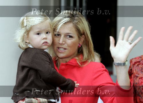 Den Haag 27 september 2005
Prinses Maxima en Prinses Amalia bestellen de eerste kinderpostzegels op paleis noordeinde.