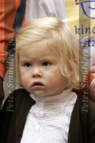 Den Haag 27 september 2005
Prinses Maxima en Prinses Amalia bestellen de eerste kinderpostzegels op paleis noordeinde.