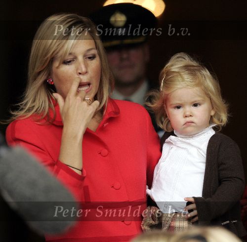 Den Haag 27 september 2005
Prinses Maxima en Prinses Amalia bestellen de eerste kinderpostzegels op paleis noordeinde.