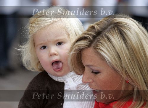 Den Haag 27 september 2005
Prinses Maxima en Prinses Amalia bestellen de eerste kinderpostzegels op paleis noordeinde.