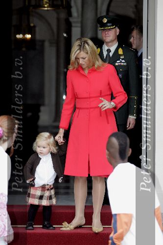 Den Haag 27 september 2005
Prinses Maxima en Prinses Amalia bestellen de eerste kinderpostzegels op paleis noordeinde.