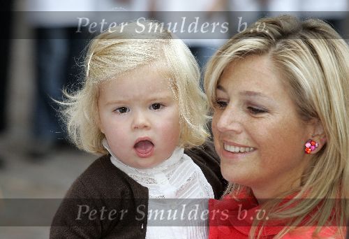 Den Haag 27 september 2005
Prinses Maxima en Prinses Amalia bestellen de eerste kinderpostzegels op paleis noordeinde.