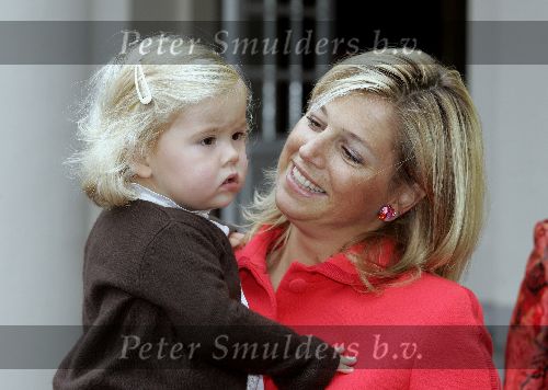Den Haag 27 september 2005
Prinses Maxima en Prinses Amalia bestellen de eerste kinderpostzegels op paleis noordeinde.