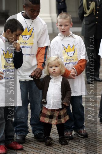 Den Haag 27 september 2005
Prinses Maxima en Prinses Amalia bestellen de eerste kinderpostzegels op paleis noordeinde.