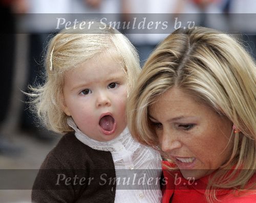Den Haag 27 september 2005
Prinses Maxima en Prinses Amalia bestellen de eerste kinderpostzegels op paleis noordeinde.