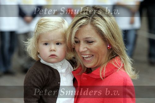 Den Haag 27 september 2005
Prinses Maxima en Prinses Amalia bestellen de eerste kinderpostzegels op paleis noordeinde.