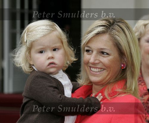 Den Haag 27 september 2005
Prinses Maxima en Prinses Amalia bestellen de eerste kinderpostzegels op paleis noordeinde.