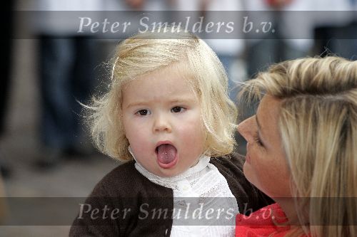 Den Haag 27 september 2005
Prinses Maxima en Prinses Amalia bestellen de eerste kinderpostzegels op paleis noordeinde.