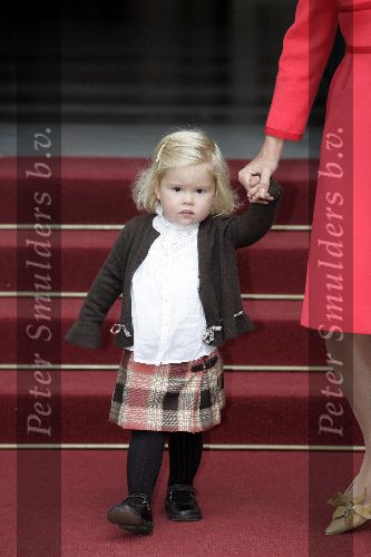 Den Haag 27 september 2005
Prinses Maxima en Prinses Amalia bestellen de eerste kinderpostzegels op paleis noordeinde.