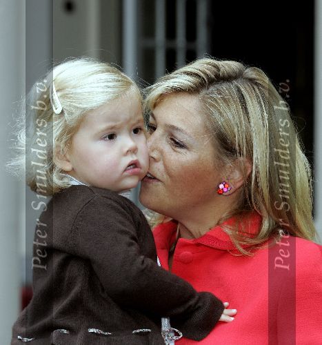 Den Haag 27 september 2005
Prinses Maxima en Prinses Amalia bestellen de eerste kinderpostzegels op paleis noordeinde.