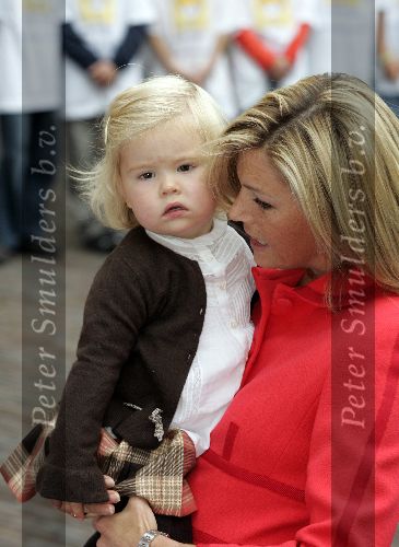 Den Haag 27 september 2005
Prinses Maxima en Prinses Amalia bestellen de eerste kinderpostzegels op paleis noordeinde.