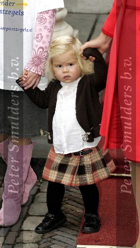 Den Haag 27 september 2005
Prinses Maxima en Prinses Amalia bestellen de eerste kinderpostzegels op paleis noordeinde.