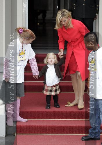 Den Haag 27 september 2005
Prinses Maxima en Prinses Amalia bestellen de eerste kinderpostzegels op paleis noordeinde.