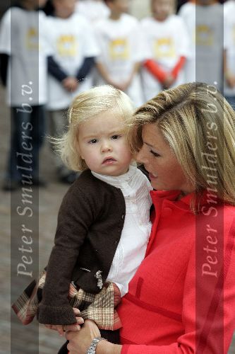 Den Haag 27 september 2005
Prinses Maxima en Prinses Amalia bestellen de eerste kinderpostzegels op paleis noordeinde.