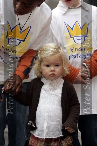 Den Haag 27 september 2005
Prinses Maxima en Prinses Amalia bestellen de eerste kinderpostzegels op paleis noordeinde.