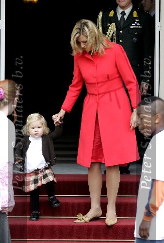Den Haag 27 september 2005
Prinses Maxima en Prinses Amalia bestellen de eerste kinderpostzegels op paleis noordeinde.