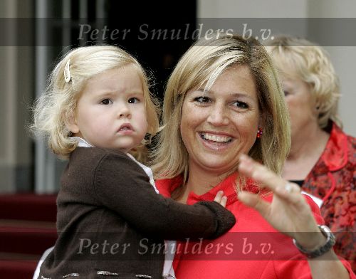 Den Haag 27 september 2005
Prinses Maxima en Prinses Amalia bestellen de eerste kinderpostzegels op paleis noordeinde.