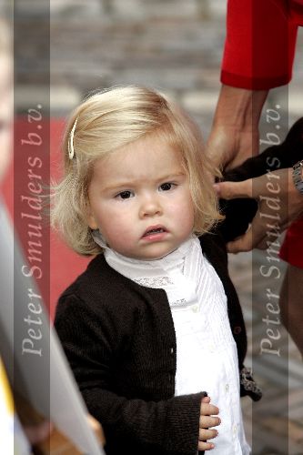 Den Haag 27 september 2005
Prinses Maxima en Prinses Amalia bestellen de eerste kinderpostzegels op paleis noordeinde.
