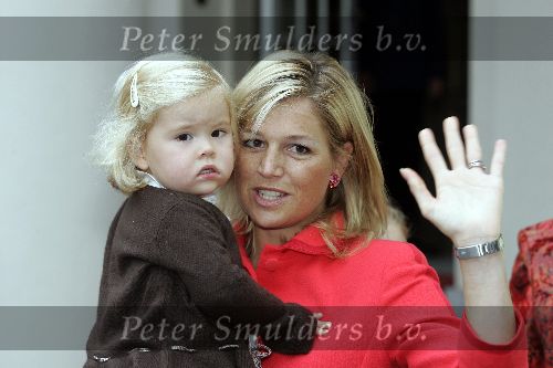 Den Haag 27 september 2005
Prinses Maxima en Prinses Amalia bestellen de eerste kinderpostzegels op paleis noordeinde.