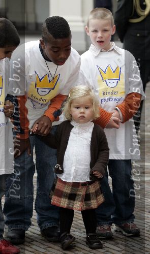 Den Haag 27 september 2005
Prinses Maxima en Prinses Amalia bestellen de eerste kinderpostzegels op paleis noordeinde.