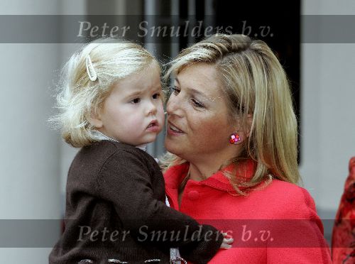 Den Haag 27 september 2005
Prinses Maxima en Prinses Amalia bestellen de eerste kinderpostzegels op paleis noordeinde.