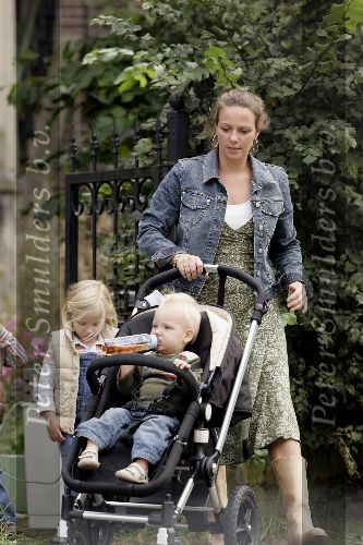 Amsterdam 24 september 2005
Nieuwe huis Prins Bernhard jr en prinses Annette in Amsterdam
Prins Maurits Prinses Marilene en kids verlaten huis