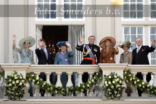 Den Haag 20 september 2005
Prinsjesdag 2005
Koningin Beatrix Maxima Prins Willem Alexander Prinses laurentien Prins Constantijn Prinses Margriet en Pieter v Vollenhoven (met vinger in gips) op balkon