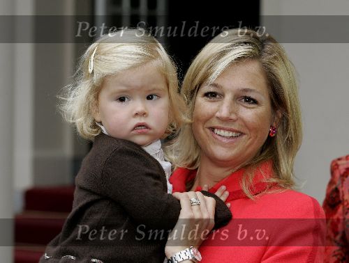 Den Haag 27 september 2005
Prinses Maxima en Prinses Amalia bestellen de eerste kinderpostzegels op paleis noordeinde.
