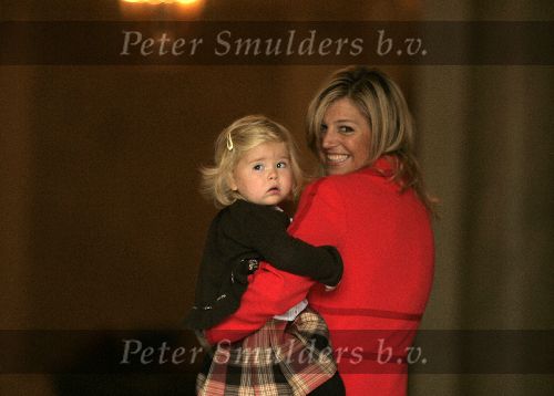 Den Haag 27 september 2005
Prinses Maxima en Prinses Amalia bestellen de eerste kinderpostzegels op paleis noordeinde.
