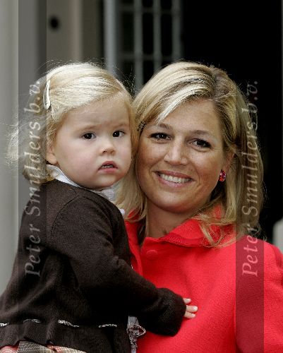 Den Haag 27 september 2005
Prinses Maxima en Prinses Amalia bestellen de eerste kinderpostzegels op paleis noordeinde.
