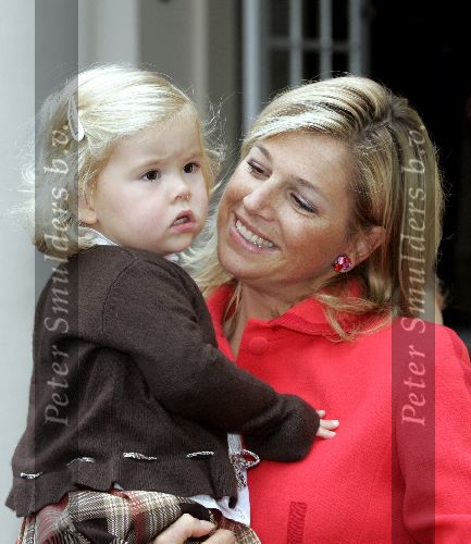 Den Haag 27 september 2005
Prinses Maxima en Prinses Amalia bestellen de eerste kinderpostzegels op paleis noordeinde.