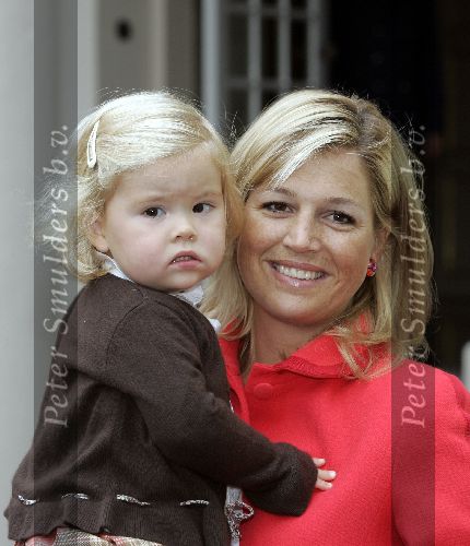 Den Haag 27 september 2005
Prinses Maxima en Prinses Amalia bestellen de eerste kinderpostzegels op paleis noordeinde.